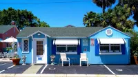 Historic Beach Cottage Steps from Beach. Pet Friendly! Sleeps 5