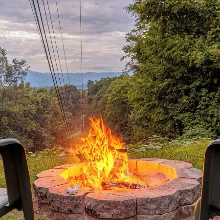Whiskey Run Cabin: Hot Tub, Spectacular Mountain Views, Private, Easy Access