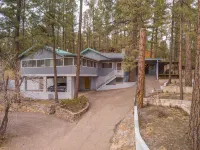Tall pines cabin with chimney at "Upper Canyon" - ชาเลต์