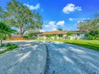 Pool, hot tub, putting green, pickleball, tiki bar, fire pit Hotels in West Bradenton