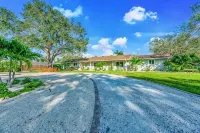 Pool, hot tub, putting green, pickleball, tiki bar, fire pit - Wifi