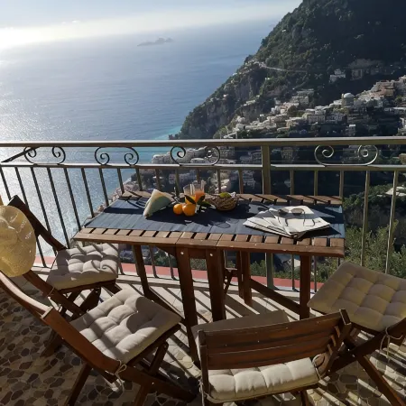 HOUSE WITH PRIVATE PARKING AND MAGNIFICENT VIEW ON THE BAY OF POSITANO