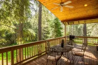 Snowgrass Lodge - Luxury timber lodge, riverfront, mountain views, hot tub - Bjergudsigt