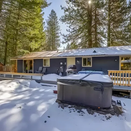 Tucked away mountain retreat w/Game Room & Hot Tub