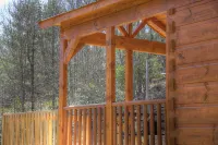 Peaceful & Romantic Log Cabin w/Hot Tub+Fireplace+Wi-Fi - Alphydda
