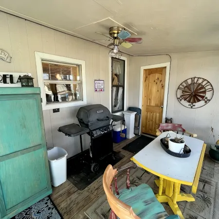 Middle of town lodge style cottage