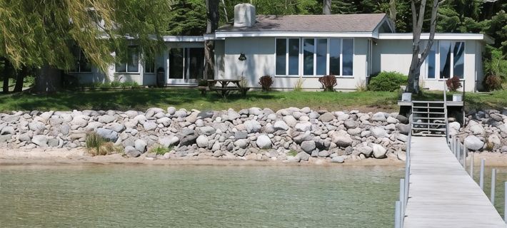 Lake Front Cottage on the north shore of Lake Charlevoix Hotels in Charlevoix County