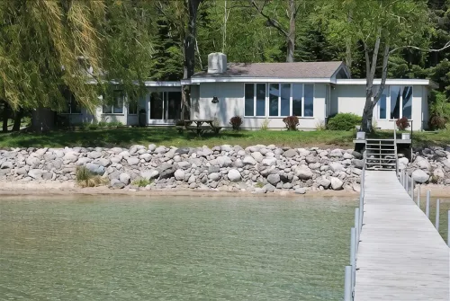 Lake Front Cottage on the north shore of Lake Charlevoix - Country Houses