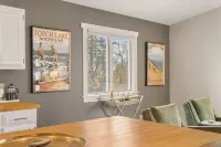 Stylish & Spacious Home with Hot Tub & 3-Season Deck - 4 estrellas