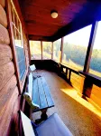 Cozy Cabin, Jacuzzi Tub, Kitchenette, Screened in Porch, Mountain Views. - Alphydda