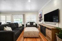 Beautiful spacious home a short walk to town centre. - บังกะโล