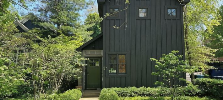 Modern designer home w/ courtyard Hotels in Douglas