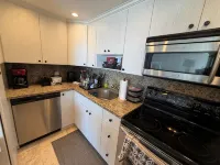 Beachfront Bliss: 2BR, 2BA with Stunning Sunset Views - Apartemen