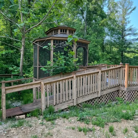 Delightfully secluded 1 bed and a loft for extra space. TV and DVD player.