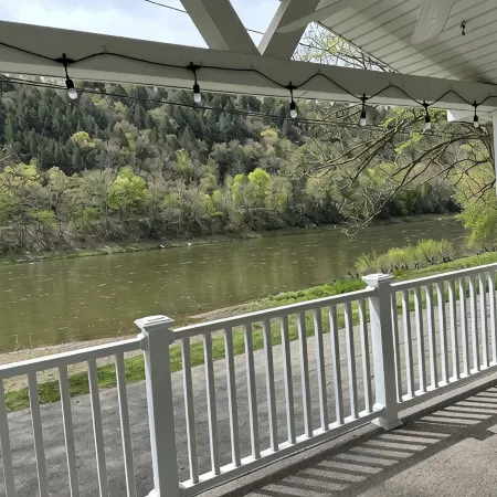 River Front Cottage with Breathtaking view of Allegheny River