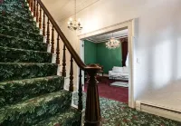 Federalist style home close to down town minutes from the Field of Dreams! - con encanto