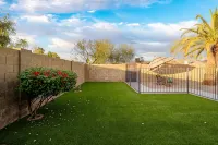 Spacious house, large/secure/activity-filled back yard, child and dog friendly - สระว่ายน้ำส่วนตัว