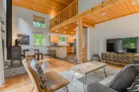 Mt Baker Cabin w/ Private Hot Tub & Deck - Chalets