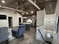 Quaint, all new loft apt. located in a quiet country setting, minutes from town. - Apartments