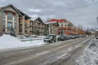 Luxury Condo within walking distance to all the restaurants, shopping and bars.