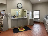 Super 8 by Wyndham Alton - parking