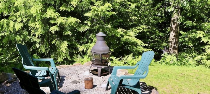 Waterville Estates! Private and peaceful yard, Sleeps 8, 3Br/2Ba, Fire Pit, Deck Hotels in Campton