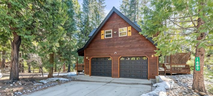 Upscale Mountain Chalet in Blue Lake Springs, Free Wifi/Cable, Gas Fireplace Hotels in Arnold