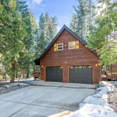 Upscale Mountain Chalet in Blue Lake Springs, Free Wifi/Cable, Gas Fireplace