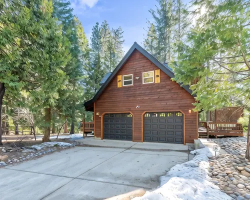 Upscale Mountain Chalet in Blue Lake Springs, Free Wifi/Cable, Gas Fireplace Hotels in Arnold