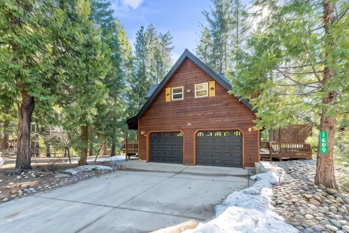 Upscale Mountain Chalet in Blue Lake Springs, Free Wifi/Cable, Gas Fireplace