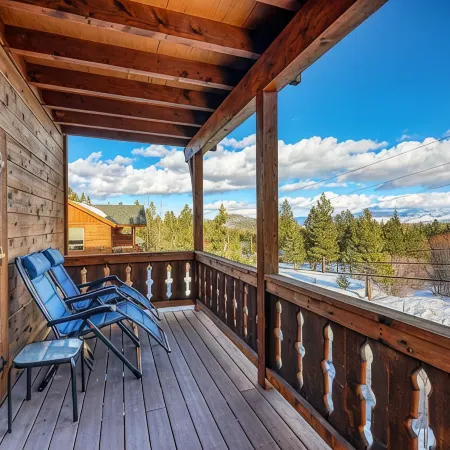 Condo w/ Beautiful Mountain View. Steps from Ski/Trails. Donner Lake. EV outlet