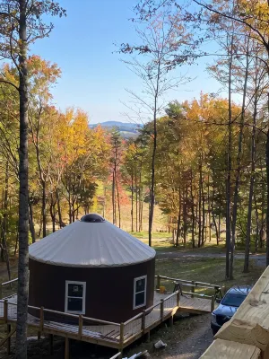 Elevated eclectic yurt with wrap-around porch, hot tub, and mountain view! - シャレー