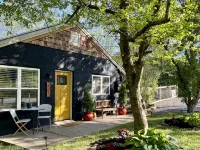 Creekside Cottage w/ Hot Tub near Asheville, Pet-Friendly