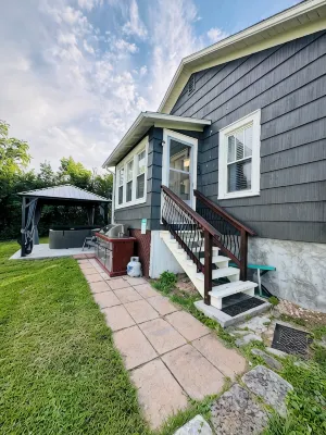 Historic Dwntwn, NRG, Convenient 3 Br Cottage - Boutique
