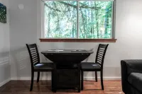 Newly built deluxe cabins, in a private redwood setting near the Smith River - 샬레 호텔