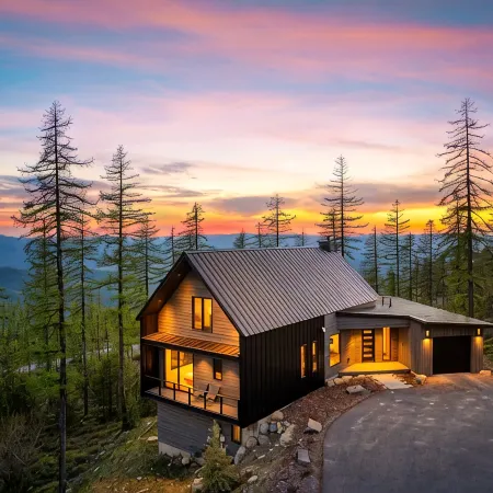 @HouseonGlacier - Modern Ski-in, Ski-Out Chalet with Private Hot Tub & View
