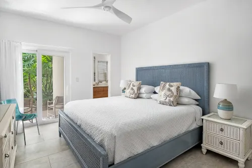 Exquisitely Updated at Coral Gardens -Directly on Grace Bay Beach!!! - 2 stjerner