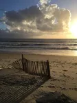 Newly renovated apartment/studio, garden level, quiet location, walking distance to beach and shops - 3星級
