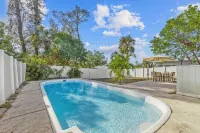 3/2.5 Private Sarasota Pool Home. Close to Beaches. Fenced Yard. Pet Friendly - Bungalows