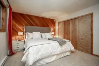 Mountain Home with Private Hot Tub, Sleeps 10,   1 Mile from Base of Mountain