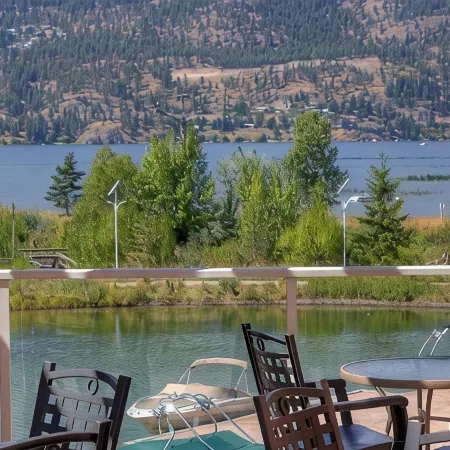Top floor unit in Discovery Bay with lake views from the patio!
