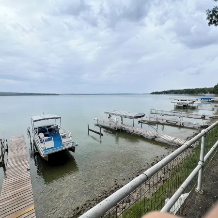 CozyStudio sitting on 2.5 acres on Hubbard Lake with WiFi, AC