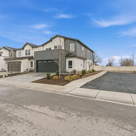 Modern Meridian Retreat - Spacious 4 Bedroom - Walkable Downtown