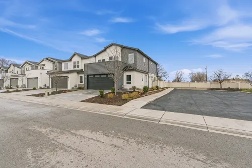 Modern Meridian Retreat - Spacious 4 Bedroom - Walkable Downtown