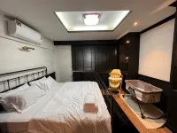 4BR House with Beautiful Rooftop near BTS Ekkamai - Villas