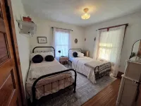 Gorgeous 1908 Estate on 1 acre of land. 6 blocks from Grinnell College. Hotels in Grinnell