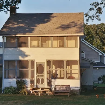 2 Mins/350 ft Walk to West Beach, Relaxing 3-Br Sleeps 8 Cottage with Large Yard