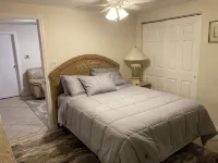 Charming 1-bedroom cottage in delightful Brooksville with AC, WiFi - 2-Star