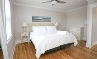 Beautiful sun filled 2 BR 3 blocks from beach- 2 beach passes- kids are free