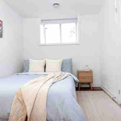 Luxury Modern Townhouse Six Minutes to the Falls Rooms